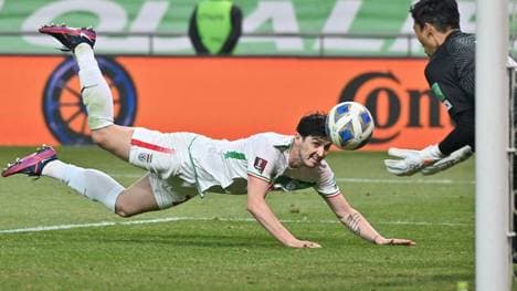 Sardar Azmoun (l.) spielt für den Iran bei der WM