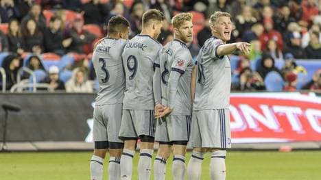 Michael De Leeuw (2.v.r.) spielte in Chicago mit Bastian Schweinsteiger (r.) zusammen