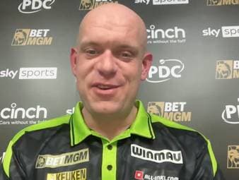 Nach seinem Sieg am ersten Premier-League-Spieltag spricht Michael van Gerwen mit SPORT1-Moderatorin Katharina Kleinfeldt über den Abend in Newcastle. Van Gerwen müsse keine Zeichen mehr setzen, denn die Leute wüssten, zu was der Niederländer fähig sei.