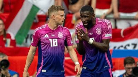 Antonio Rüdiger (r.) bekommt gegen Ungarn die Gelbe Karte