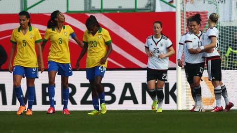 Celia Sasic (2.v.r.) erzielt den ersten Treffer für das DFB-Team
