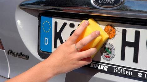 Das Länderkennzeichen zeigt das Herkunftsland des Autos an