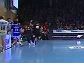 Sebastian Hinze wird im letzten Spiel des Jahres vom Schiedsrichter umgeboxt!