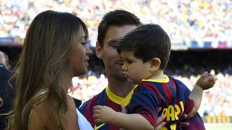 Lionel Messi mit seinem Sohn und Ehefrau Antonella 