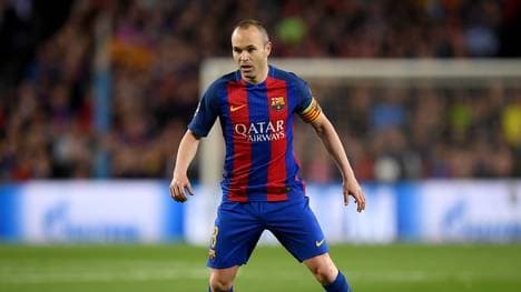 Andres Iniesta steht am Ball