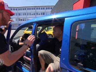 Die PS Profis Jean Pierre und Sidney helfen dieses Mal einer Mutter. Die Dortmunderin Sonja ist alleinerziehende Mutter eines sechs Jahre alten Jungen und braucht ein Familienauto – von den PS Profis auch „Pampersbomber“ genannt. Das Budget liegt bei 5000 Euro. Sidney und Jean Pierre machen sich auf die Suche nach geeigneten Kandidaten und checken unter anderem einen VW Bulli und einen Seat Alhambra. Sidney legt sich bei den Preisverhandlungen mächtig für Sonja ins Zeug und macht mit dem Verkäufer Tauziehen. So etwas gab es noch nie! Wird Sid das Duell mit dem Tau gewinnen? 