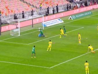 Am 16. Spieltag der Saudi Pro League trifft Al Ahli auf Al Khaleej. England-Ass Ivan Toney erzielt innerhalb von 18 Minuten einen Hattrick.