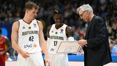 Herbert (r.) instruiert sein "zweiköpfiges Monster"