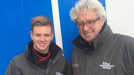 Mick Schumacher neben Teambesitzer Frits van Amersfoort