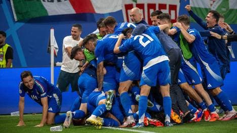 Torschütze Mattia Zaccagni verschwand nach dem späten Ausgleichstreffer in einer Jubeltraube