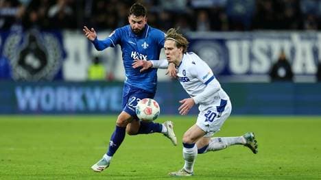 Marco Richter und David Herold im Zweikampf