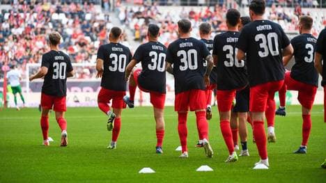 Freiburgs Spieler sind in Gedanken bei ihrem verletzten Kapitän Christian Günter