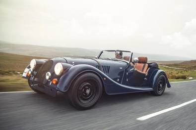 Der Morgan Plus 4 steuert mit Vollgas in die Vergangenheit