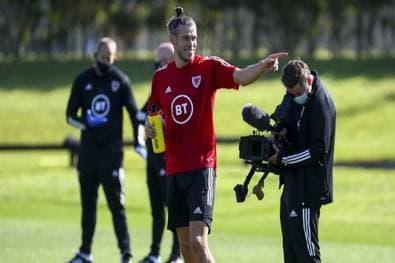 Plötzlich bester Laune: Bale scherzt im Training
