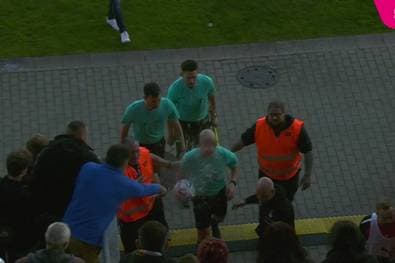 Spielabbruch! Diese Bierdusche sorgt für Eklat in 3. Liga