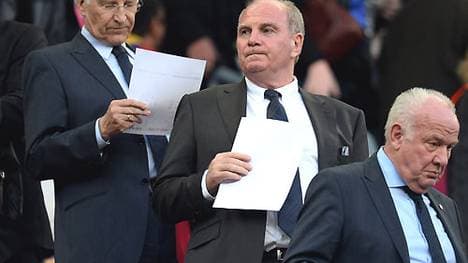 Edmund Stoiber (l.) überreichte Uli Hoeneß den Bayerischen Verdienstorden