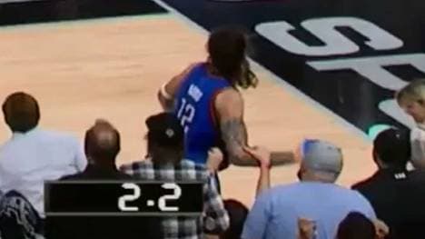 Steven Adams wird von einem Fan festgehalten.