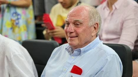 Uli Hoeneß beim fünften Basketball-Finalspiel