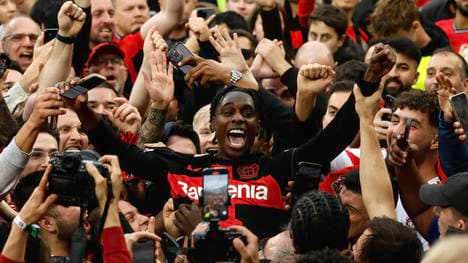 Frimpong (Mitte) lässt sich für die Deutsche Meisterschaft feiern