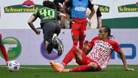Freiburgs Sildillia sieht nach Foul an Paredes Rot