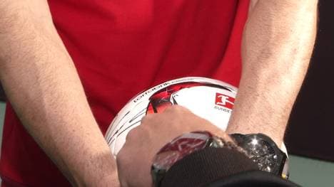 Robert Lewandowski hält den Fünf-Tore-Ball ganz fest