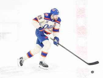 Die deutschen Fahnenträger für die Eröffnungsfeier der Olympischen Winterspielen 2026 stehen fest. Eishockey-Superstar Leon Draisaitl und Skispringerin Katharina Schmid führen das deutsche Aufgebot am Freitag in Mailand an.