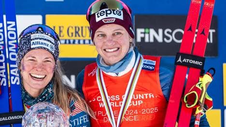 Victoria Carl (r.) holte im Gesamtweltcup Platz 2 hinter Jessie Diggins