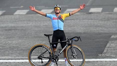 So feierte Remco Evenepoel seine Goldmedaille