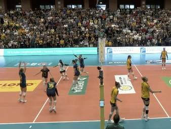 
Der SSC Palmberg Schwerin zieht als erste Mannschaft ins Endspiel ein. Das Gastspiel beim VfB Suhl LOTTO Thüringen wird zum harten Kampf.