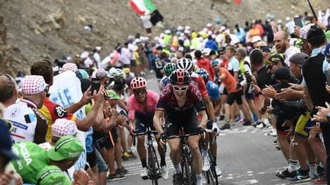 Den Col du Galibier muss das Feld zuerst überwinden