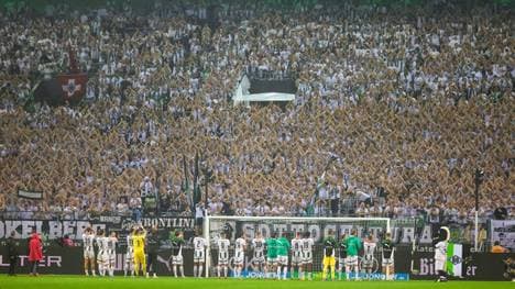 Das Team von Borussia Mönchengladbach bei seinen Fans