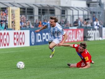 Nach dem Absturz in die Regionalliga liefert 1860 München dem Zweitligisten Holstein Kiel in der 1. Runde des DFB-Pokals einen harten Kampf. Dabei haben die Gäste erst Glück, keine Rote Karte zu sehen - und dann, dass die Löwen haarscharf an einem Zaubertor vorbeischrammen.