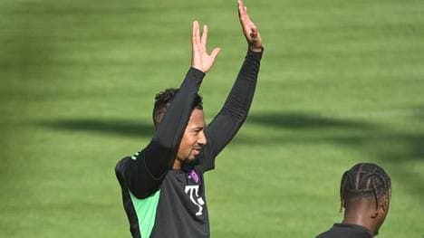 Jérôme Boateng trainiert beim FC Bayern mit