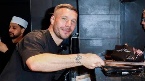 Lukas Podolski bei der Eröffnung seines Dönerladens