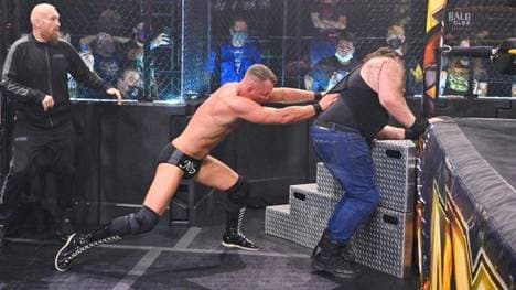 Der Deutsche Alexander Wolfe (l.) sieht geschockt zu, wie Fabian Aichner seinen alten Weggefährten Kilian Dain attackiert