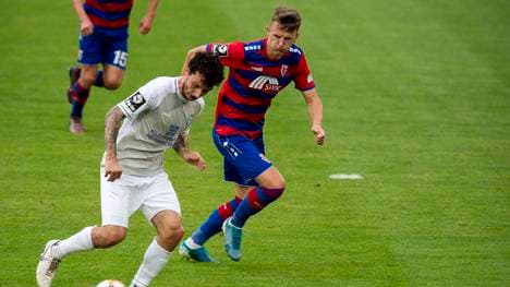 Der Chemnitzer FC (l.: Philipp Hosiner) muss weiter um den Klassenerhalt zittern