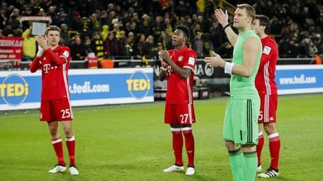 Manuel Neuer (r.) versuchte, die Fans zu beruhigen