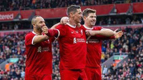 Fernando Torres (M.) ist nach seinem Karriereende als Trainer aktiv