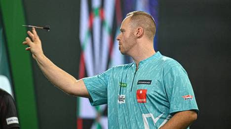 Max Hopp bekommt es in Leverkusen mit Rob Cross zu tun