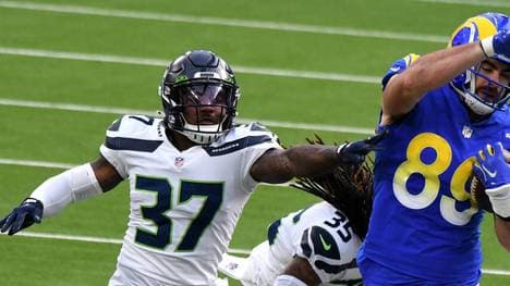 Die Seattle Seahawks (weiß) und die Los Angeles Rams treffen am Sonntag aufeinander