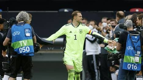 Manuel Neuer wird vor dem Spiel gefeiert