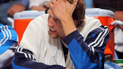 NBA: Dirk Nowitzki fehlt Dallas Mavericks mehrere Wochen , Dirk Nowitzki fällt zum Saisonstart bei den Dallas Mavericks verletzungsbedingt aus