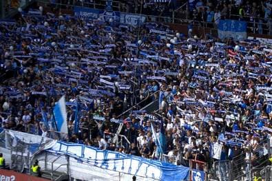 Gänsehaut-Geste! Gegner spielt Kult-Song für VfL-Fans