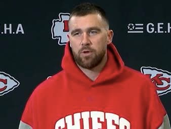 Travis Kelce von den Kansas City Chiefs spricht scherzhaft darüber, wie der Gewinn des Powerball-Jackpots seinen Rücktritt begünstigen würde. Aktuell liegt der Fokus komplett auf dem Football.
