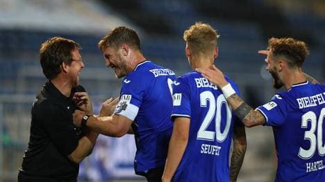 Fabian Klos (2.v.l.) erzielte sein 19. Saisontor