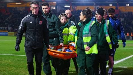 Der ehemalige Bundesliga-Profi Taiwo Awoniyi musste mit einer Trage vom Platz gebracht werden