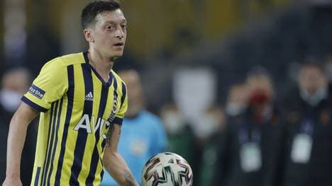 Mesut Özil muss den Ball vorerst ruhen lassen