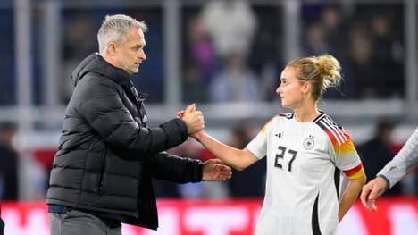 Lina Magull (r.) beendet ihre DFB-Karriere