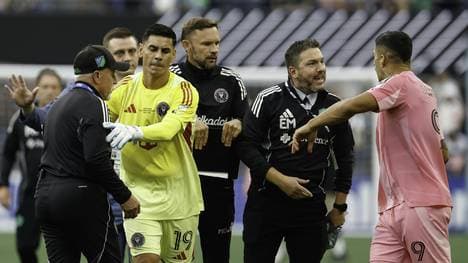 Suárez muss lange zusehen