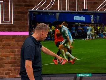 Das ägyptische Nationalteam tobt nach dem Achtelfinal-Aus gegen Argentinien. Wurde das Team von Hossam Hassan in mehreren Situationen bewusst benachteiligt? Patrick Ittrich analysiert.
